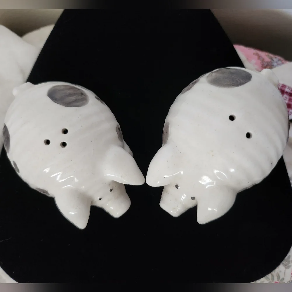 Cracker Barrel Pigs Salt & Pepper Shackers